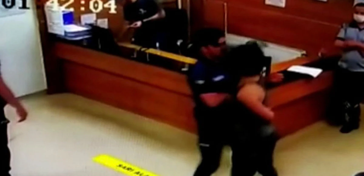 Eve geç geldi diye kardeşleri dövdü! Dayaktan kurtulan kadın polise teşekkür edeceğine kafa attı