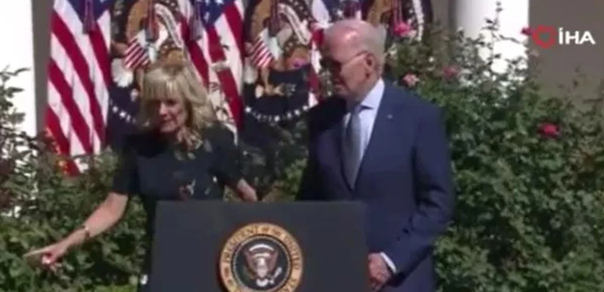 ABD Başkanı Joe Biden yine bildiğiniz gibi: Kürsüde yolunu şaşırdı