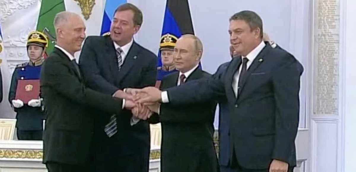 Putin'den Batı'ya gövde gösterisi! İlhak bölge liderleriyle böyle poz verdi...