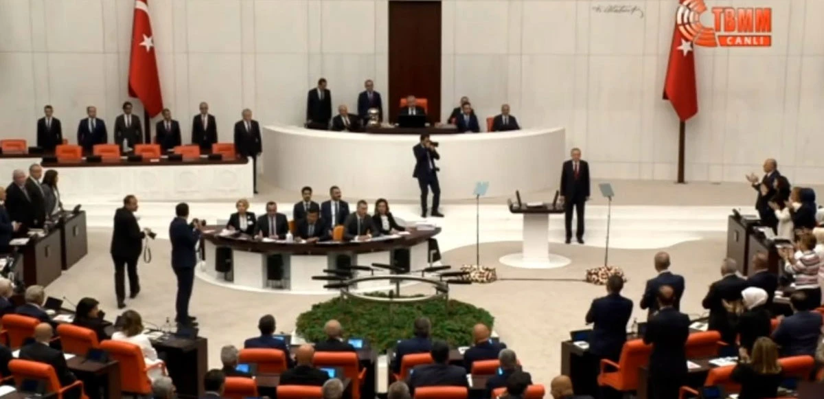 Cumhurbaşkanı Erdoğan meclise geldiğinde HDP ile CHP ayağa kalkmadı