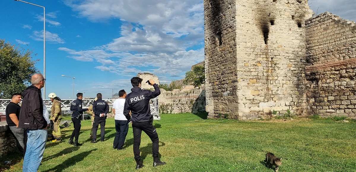 Fatih'te tarihi surlarda yangın! Ekipler müdahale etti, soruşturma başlatıldı