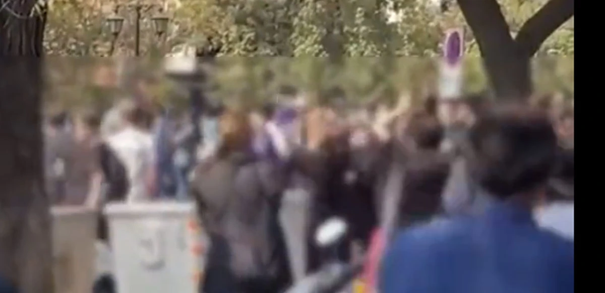Mahsa Emini protestoları İran'da yeniden alevlendi! Tahran'da protestocular eş zamanlı gösteri yaptı
