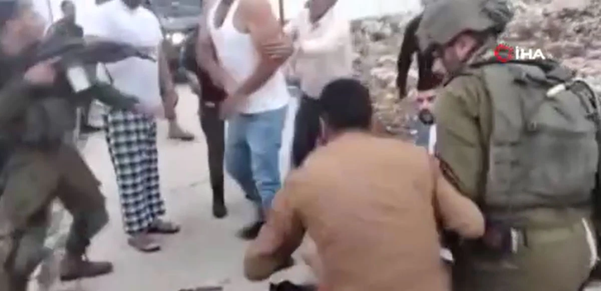 Yaralı Filistinliyi taşımalarına izin vermediler! İsrail askerlerinden sivillere saldırı