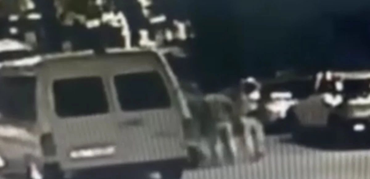 Esenyurt’ta göçmenler ve kaçakçılar arasında kavga çıktı: 3 kişi bıçakla yaralandı
