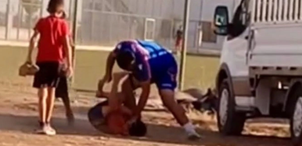 Böyle öğretmen olmaz olsun! Mardin'deki skandal görüntülere tepki yağıyor: Öğrencisini yerden yere vurup, tekme tokat dövdü