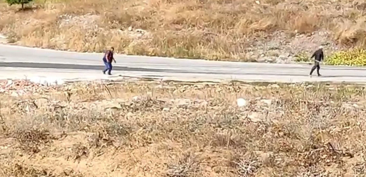 Araç içindeki kavga dışarı taştı: Önce yumruk sonra birbirlerine taş attılar