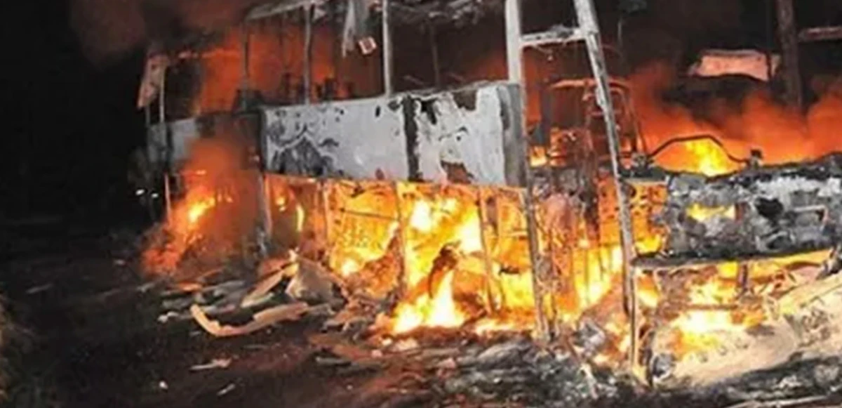 Pakistan'da yolcu otobüsü alev aldı: 10 ölü, 20 yaralı