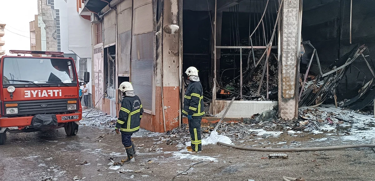 Gaziantep'te ecza deposunda yangın: Alevler binayı kapladı