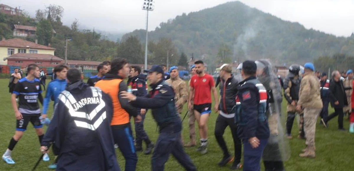 Yeşil sahalara yakışmayan olay: Futbolcuların kavgasında tekme ve yumruklar havada uçuştu