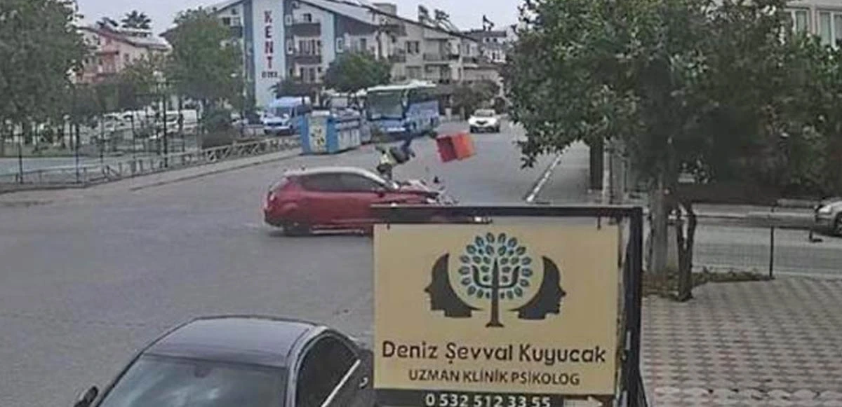 Otomobilin çarptığı motosiklet sürücüsü metrelerce hava uçtu