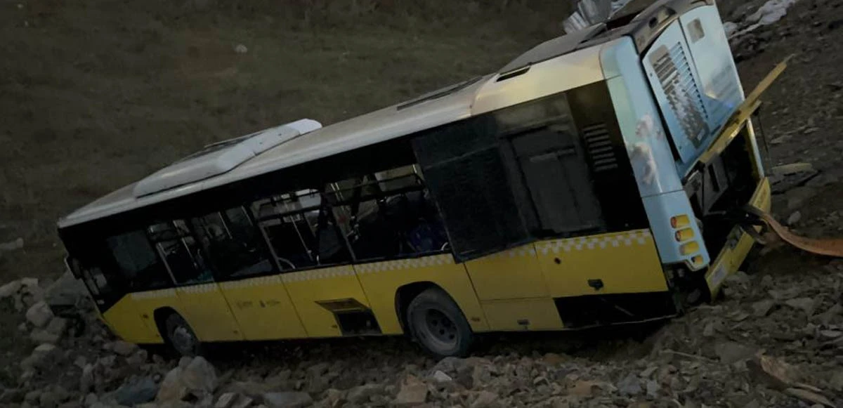 İETT otobüsü şarampole uçtu: Yolcu olmaması faciayı önledi