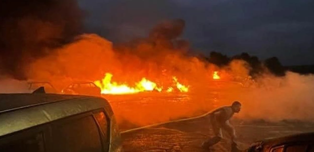ABD’de küçük uçak araç galerisine düştü