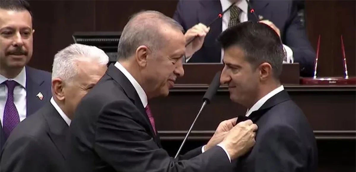 Mehmet Ali Çelebi resmen AK Parti’de Rozetini Cumhurbaşkanı Erdoğan taktı!