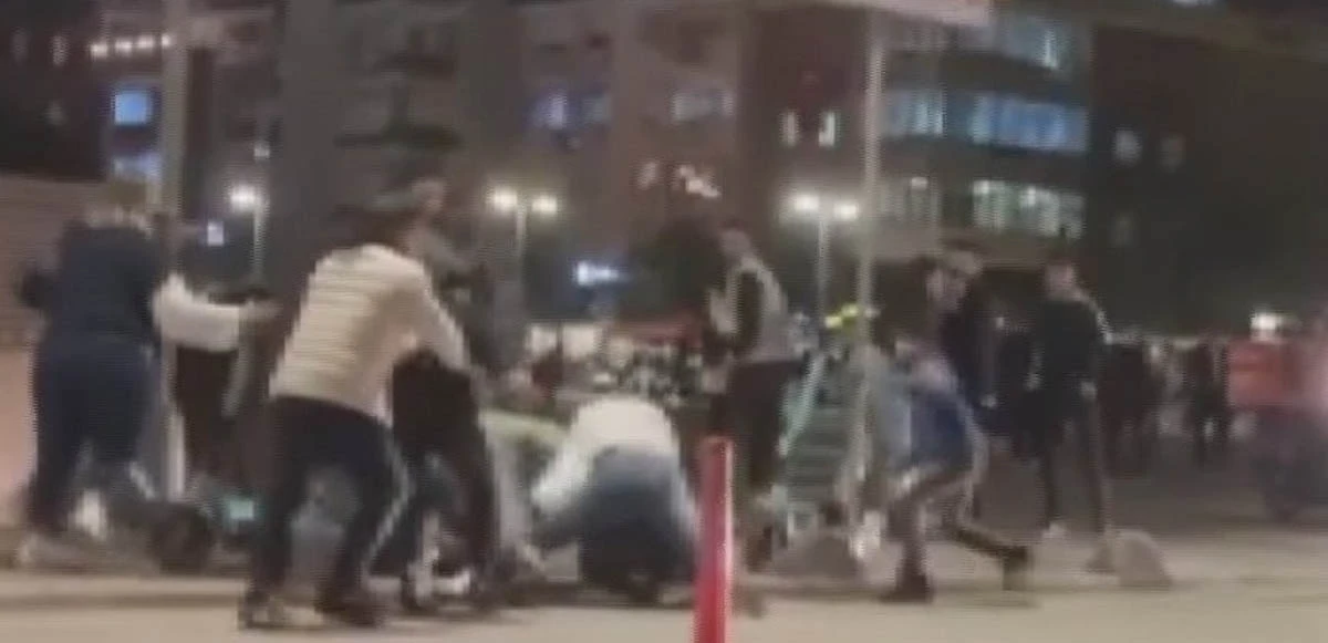 Şehrin göbeğinde meydan savaşı: Onlarca kişi tekme tokat birbirine girdi