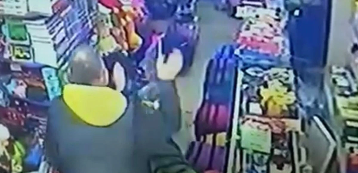 İstanbul Kağıthane’de kırtasiyeci gürültü yaptıkları için küçük çocukları dövdü