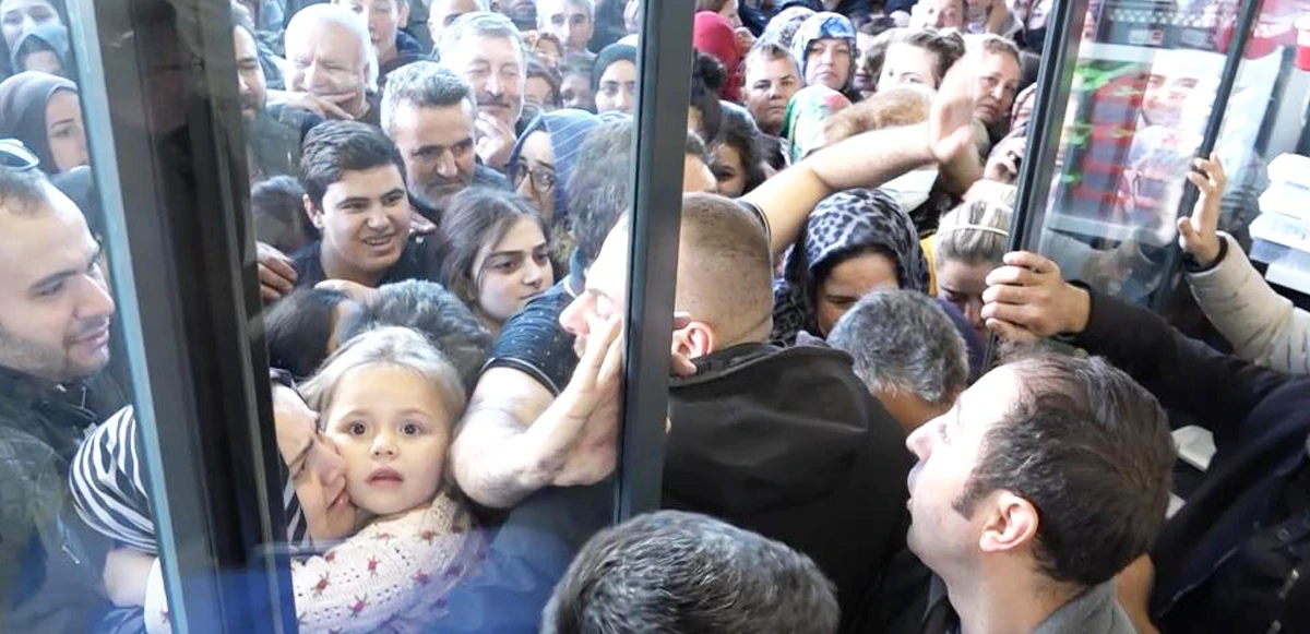 Bursa’da alışveriş izdihamı, birbirlerini ezdiler! O anlar kameraya yansıdı