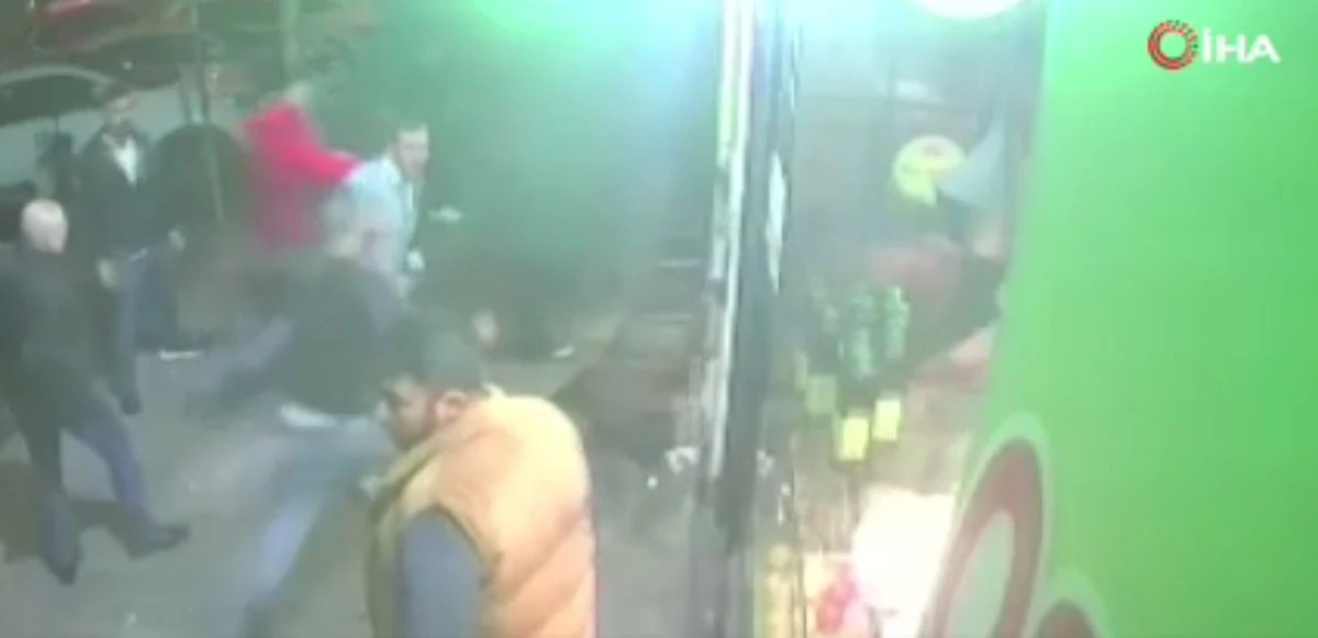 Beyoğlu’nda çiğköfteci baba ile oğlu tekme tokat dayak yedi