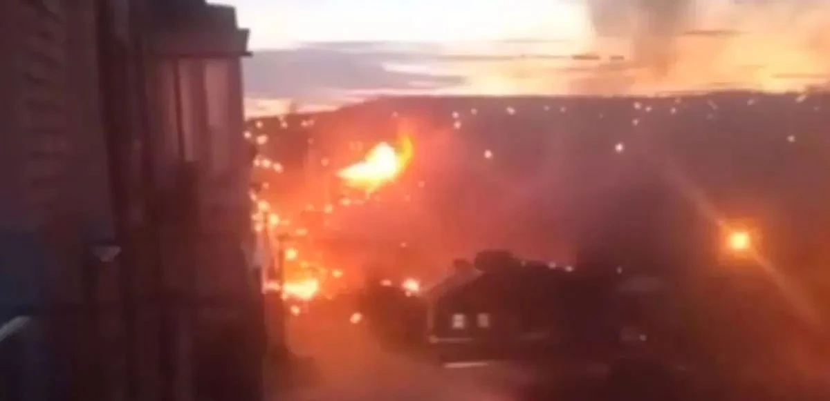 Rusya'da savaş uçağı 2 katlı binanın üzerine düştü