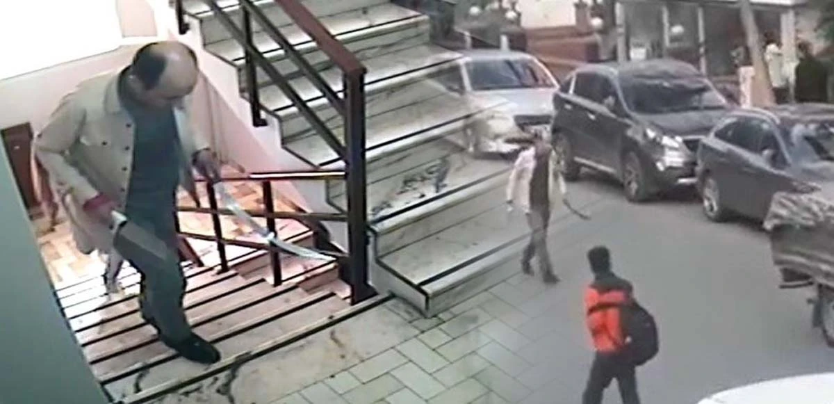 İstanbul'da avukat dehşet saçtı: Bir elinde kılıç diğerinde satır