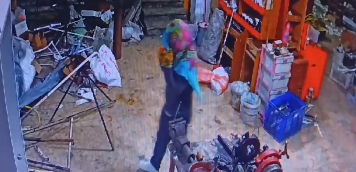 Düzce’de acemi hırsız tanınmamak için kılıktan kılığa girdi
