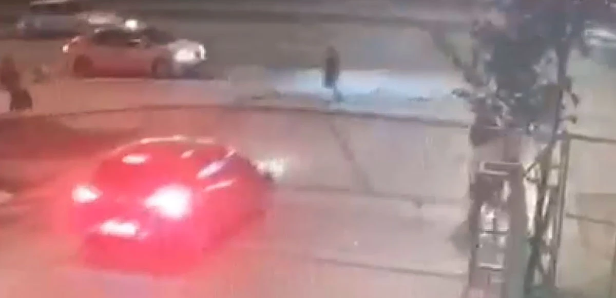 Esenyurt'ta otopark kapısına çarpan sürücü 3 kişiyi yaraladı