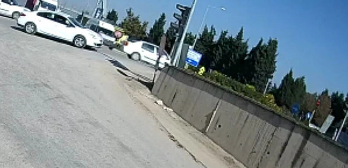 Bursa’da kırmızı ışıkta geçen otomobile ambulans çarptı!