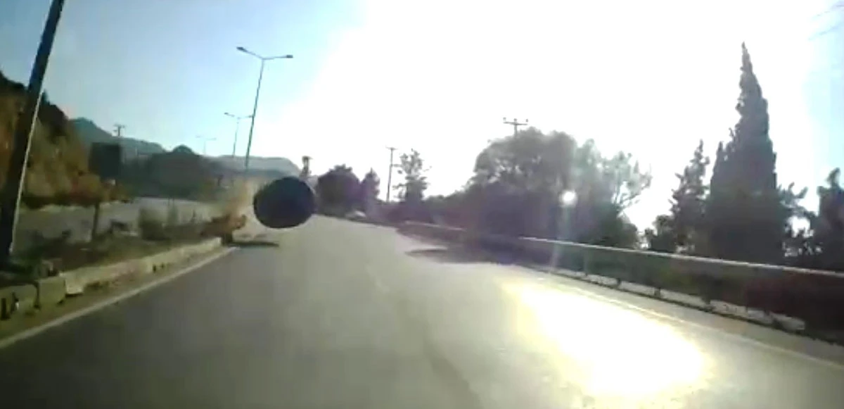 10 tonluk su tankından ani manevrayla kurtuldu