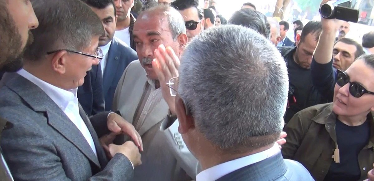 Asker babasından Ahmet Davutoğlu’na tepki: Askere kurşun sıkanlarla berabersiniz