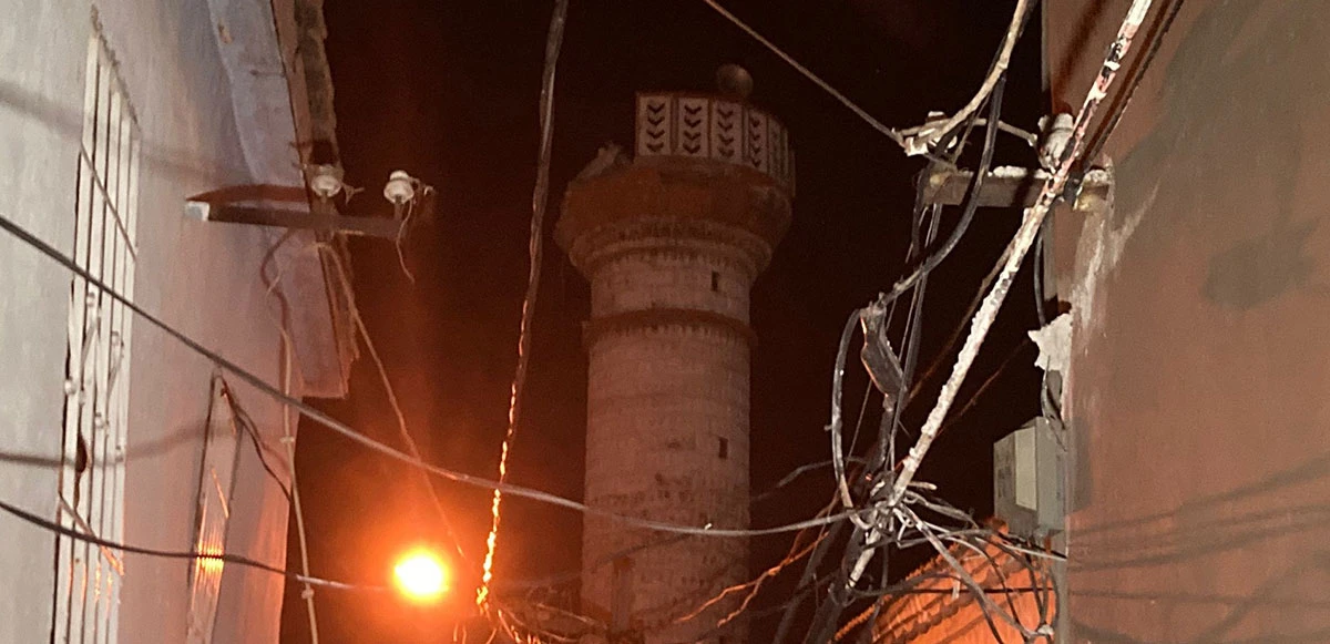İzmir'deki depremde bir caminin minaresi yıkıldı