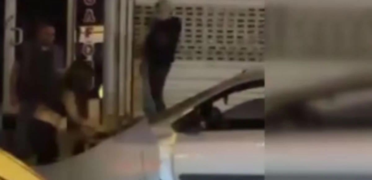 Öfkeden deliye döndü: Adana’da kaza yapan kadın arabayı parçaladı!