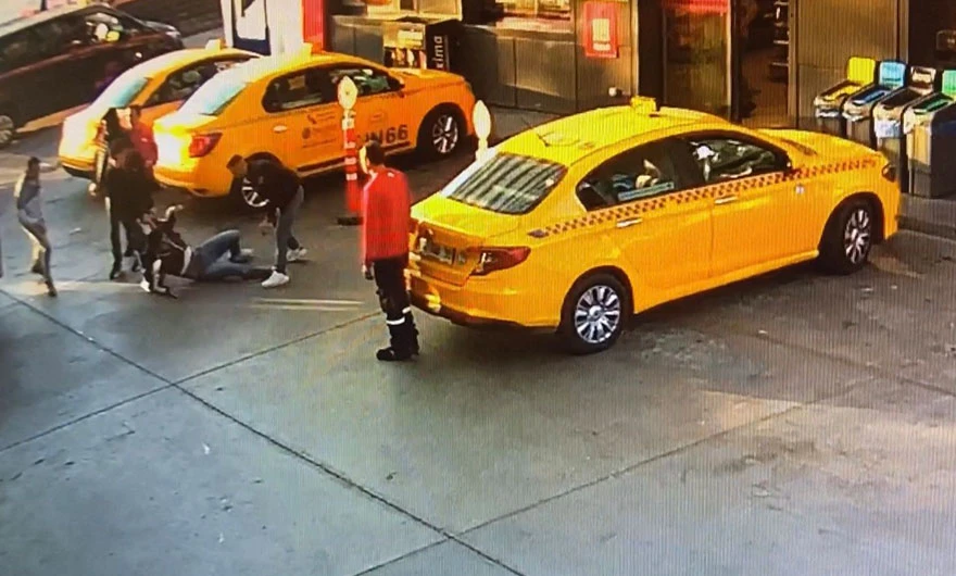 Teksas değil İstanbul! Akaryakıt istasyonuna sığınan genci döverek kaçırdılar