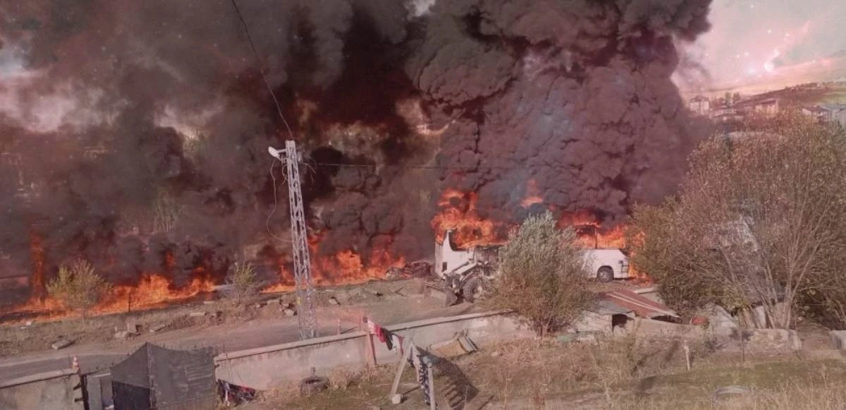Ağrı'da tankerle çarpışan yolcu otobüsü alev topuna döndü: Feci görüntüler