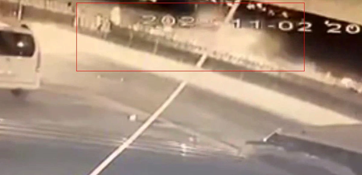 Kırmızı ışıkta durmayan polis aracı genç kıza çarptı 