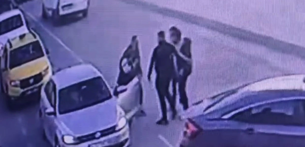 İstanbul’da yol verme meselesinden çıkan kavgada kan aktı: Silahla yanlışlıkla yanındakileri vurdu
