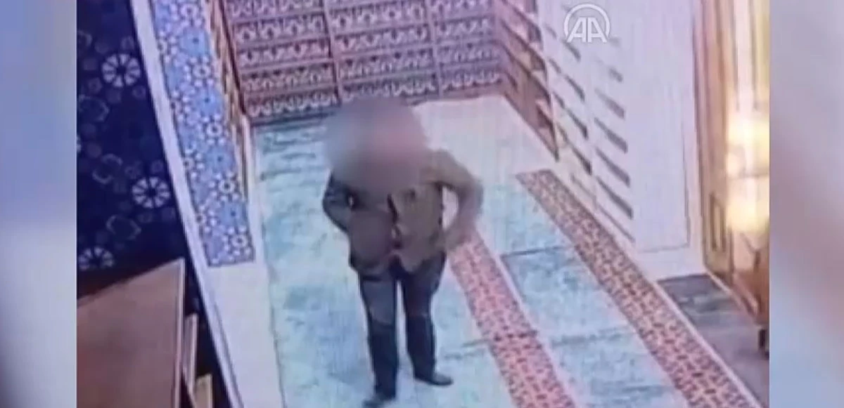 Elinde içki ile camiye girdi, Kur'an-ı Kerim'i yere attı