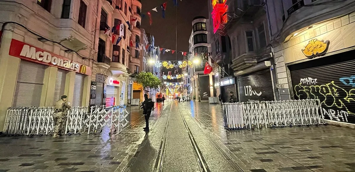 Patlamanın yaşandığı İstiklal Caddesi yaya trafiğine açıldı, banklar kaldırıldı