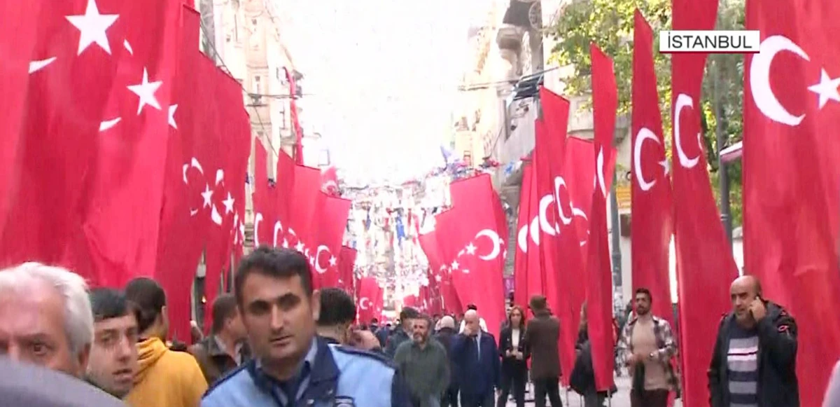Teröre en güzel cevabı verdiler, İstiklal Caddesi'ni boydan boya Türk bayraklarıyla donattılar