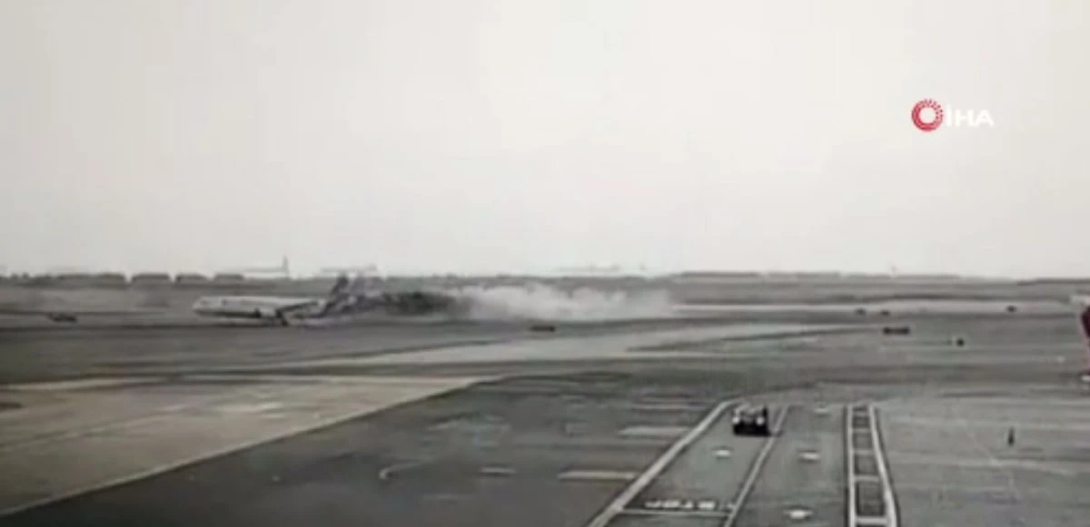 Yolcu uçağı itfaiye aracıyla çarpıştı