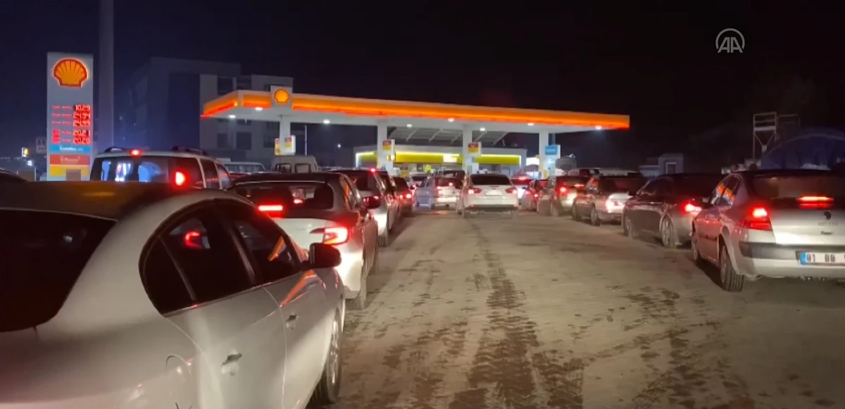 Depremin ardından akaryakıt istasyonlarında uzun kuyruklar oluştu