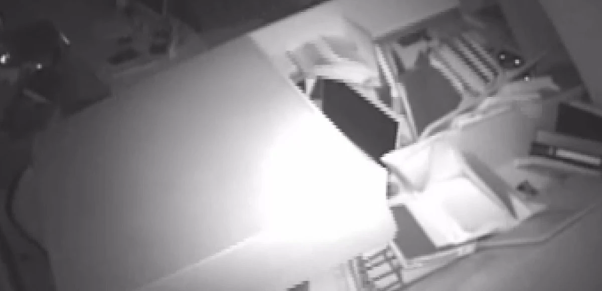 Düzce’deki depremin şiddeti kameralara böyle yansıdı: Dolaplar devrildi, masalar ve sandalyeler hareket etti