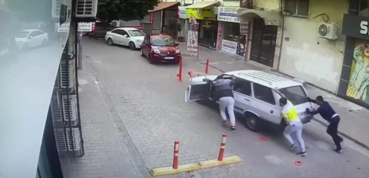 Park halindeki otomobili iterek çaldılar