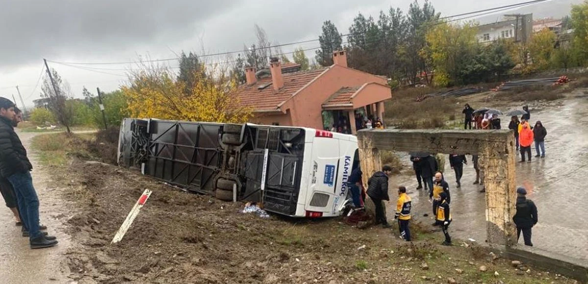 Diyarbakır’da yolcu otobüsü devrildi: 3’ü ağır 33 yaralı