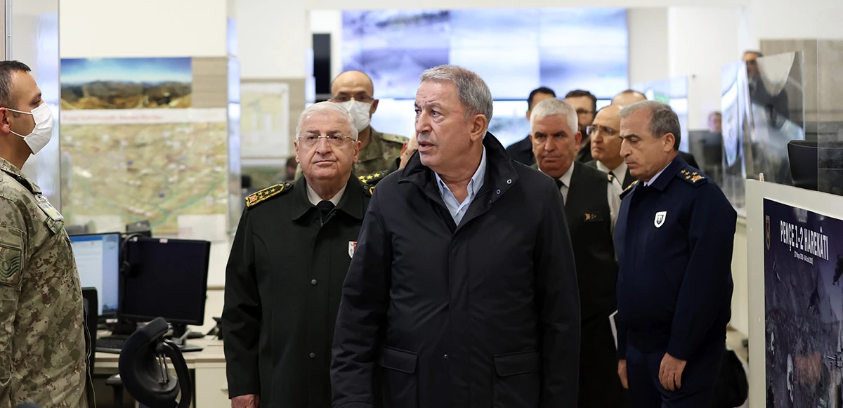 Bakan Akar Ankara’ya döndü, Karargahta acil toplantı yapıldı