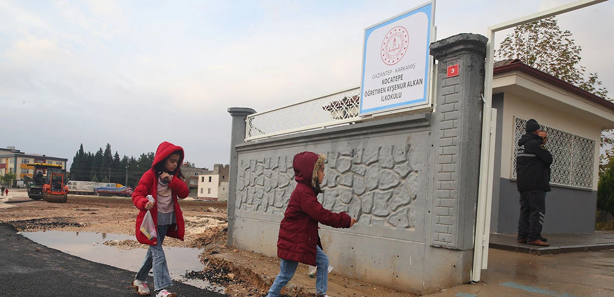 Terör örgütü PKK/YPG'nin Gaziantep'teki saldırısı sonucunda tahrip edilen okulda eğitim yeniden başladı