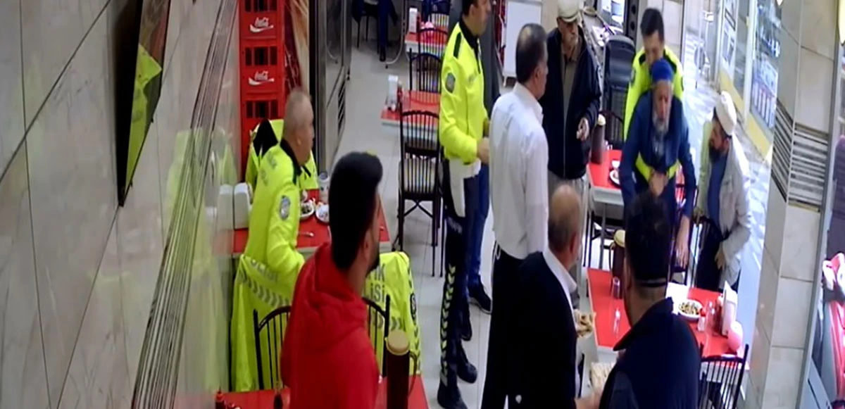 Yaşlı adamın nefes borusuna yemek kaçtı! Polisin manevrasıyla kurtuldu