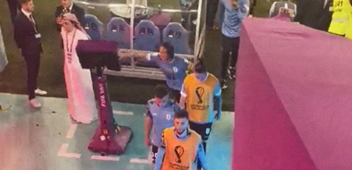 Uruguay, 2022 Dünya Kupası’ndan elendi! Cavani VAR monitörünü devirdi