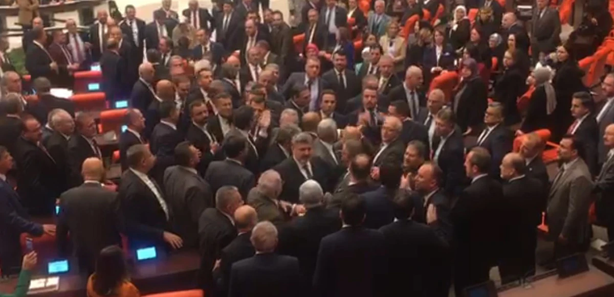 TBMM'de gergin anlar! AK Parti ve CHP'li vekiller birbirinin üzerine yürüdü