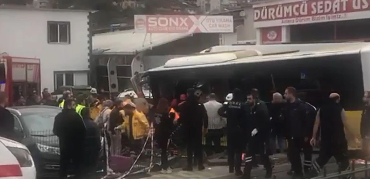 Eyüpsultan'da İETT otobüsü ile tramvay çarpıştı! Çok sayıda yaralı var