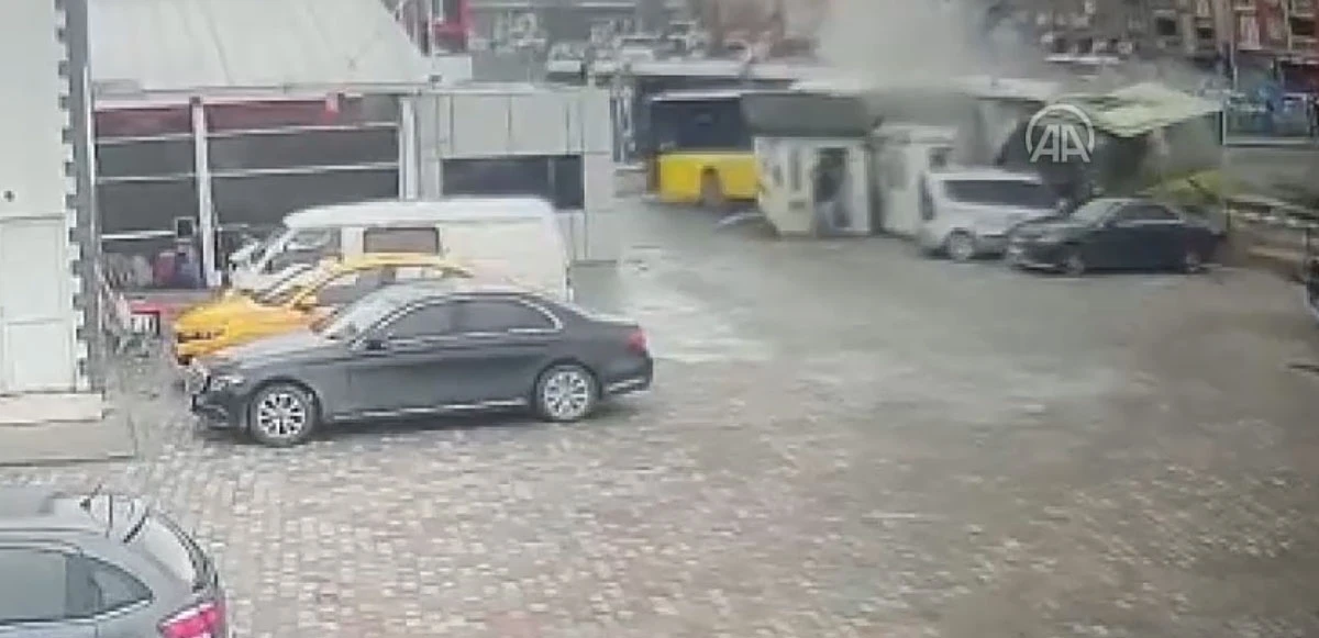 İstanbul sabahın ilk saatlerinde kaza haberi ile uyandı! İETT ile tramvayın çarpışma anı kamerada!