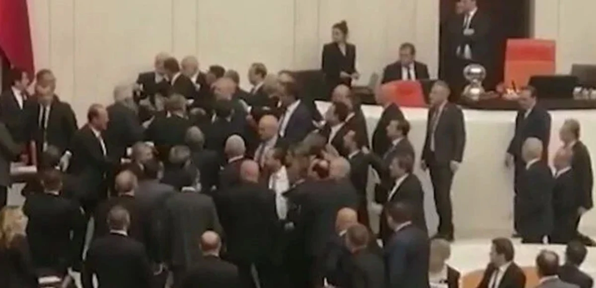 AK Parti ve İYİ Parti vekilleri arasında yumruklu kavga